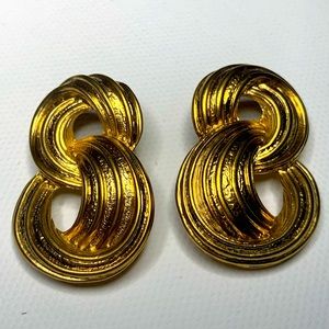VINTAGE AVON SIGNED EARRINGS - Clip one